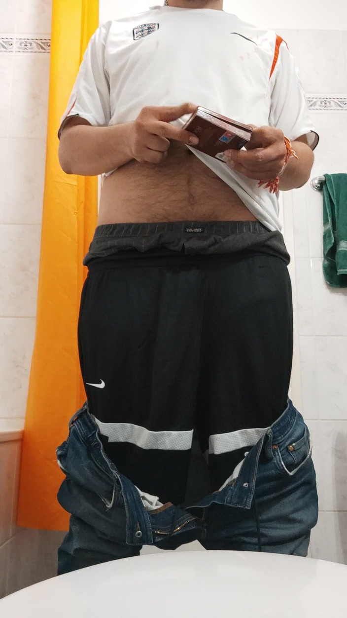 SmokedAlloy2: Cewek bejat, bau, mainin memek wc dan celana jins sambil...