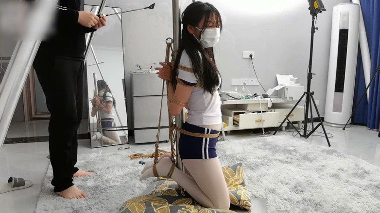 Asian bondage: Pacar dengan stoking putih diikat ke tiang besi dengan tali,...