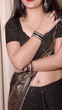 Heiße Priya in schwarzem sari zieht sich aus und masturbiert, um zu kommen und möpse spielen für ihren freund in Hindi Audio