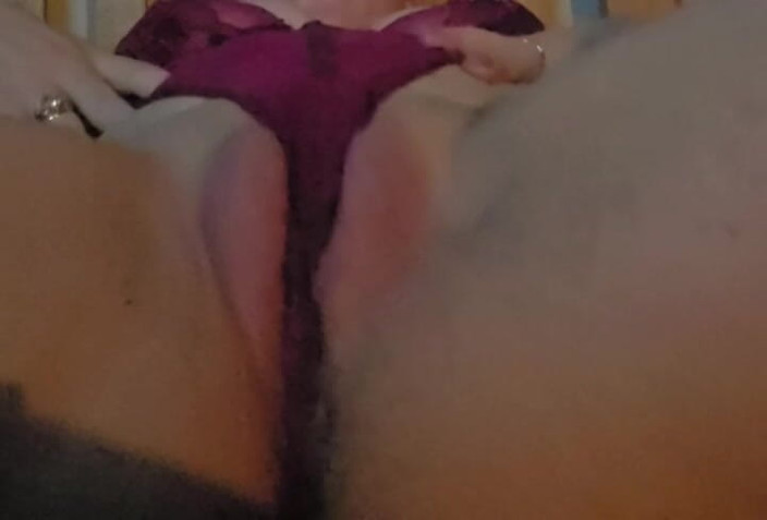 SwollenCougar: Pamer memekku yang dipompa.