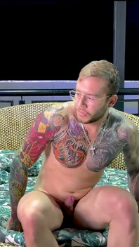 Šel jsem na párty s přáteli a nakonec jsem byl ošukaný barmanem - Andrea Castro a Brian Evans