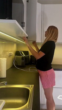 Heet sexy universiteitsmeisje in kortste korte broek ooit om haar naakte kont en strakke vlezige kut in de keuken te laten zien