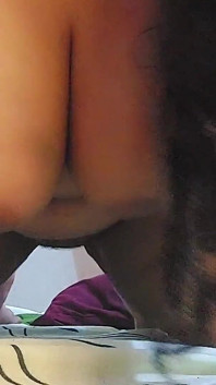 Esplorazione intimità femminile indiana - il gioco sensuale di layla con il dildo e l'orgasmo