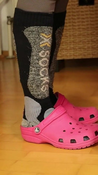 Gray Leggings, Pink clogs, ski moze aur desk ke niche nange pair