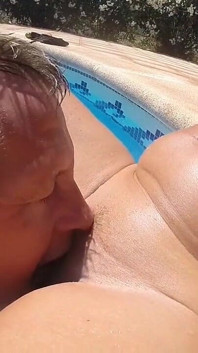Leccare e toccare le dita vicino alla piscina