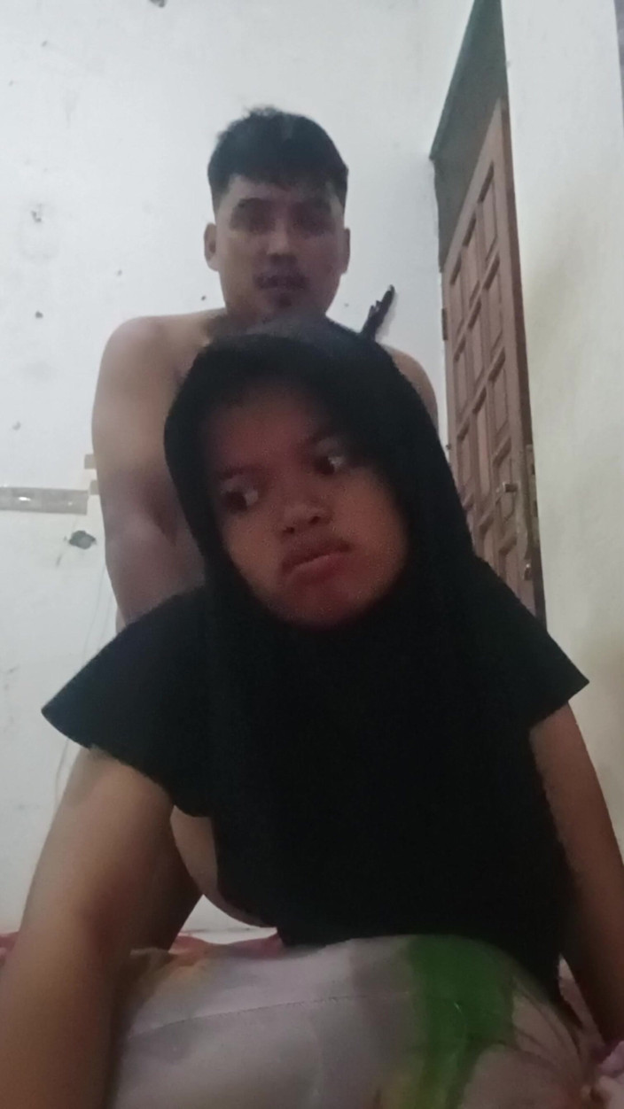 Theresia Nirvana: Pelajar bertudung berusia 18 tahun yang berkongkek hyper