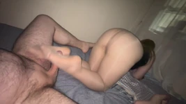 Sexy trabajando con el pie en pantimedias en una habitación vieja