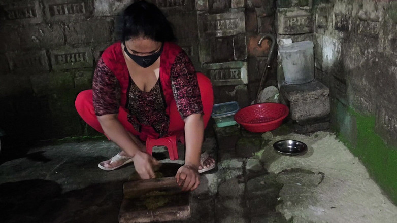 SAFI TV: Vedo mia zia seduta in una posizione molto calda che...