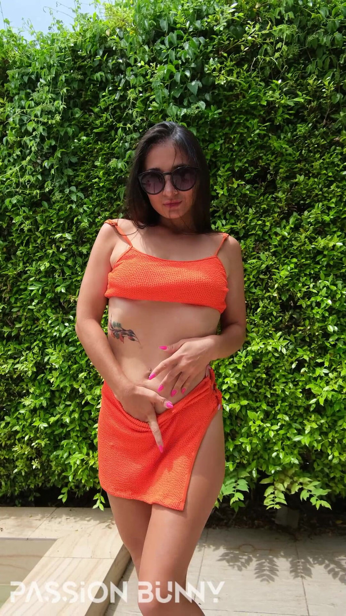 PassionBunny: Pamer bikini oranye - getaran publik yang seksi