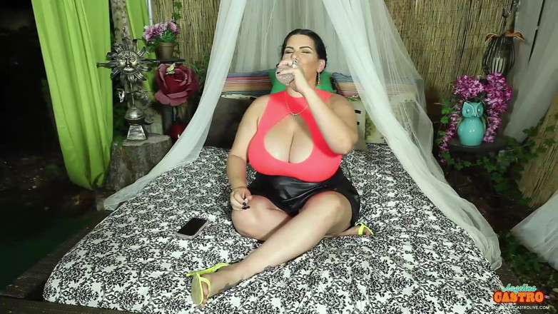 Angelina Castro: Angelina Castro, femeie latino cu țâțe mari face sex oral!