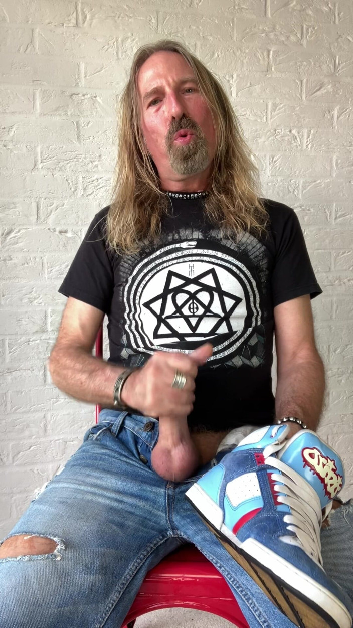 Longhairdude: Longhairdude trekt af en komt klaar met Osiris-trainers, gescheurde spijkerbroek,...