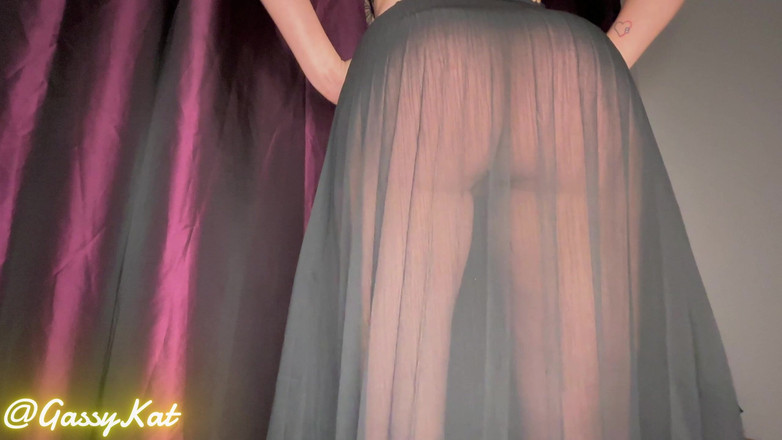 GassyKat: देखने के माध्यम से काली पोशाक में पादना