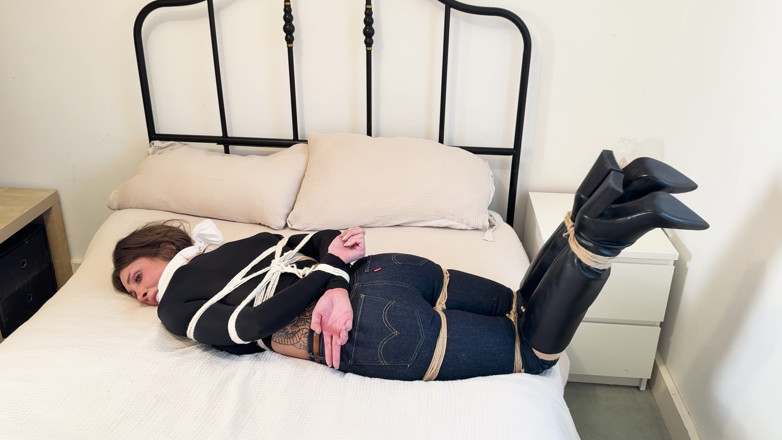 Latina Fetish: Agent Kiki Daniels Kept Boxtie Bind auf einer geheimen Mission,...