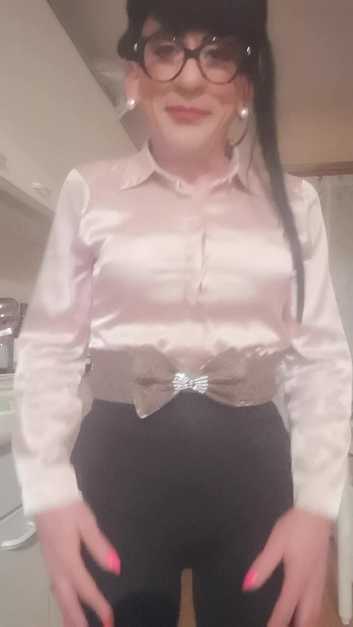 Yusti: Crodreisser Excitada Solita En Casa..