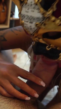 Kitty Monika Fox yang cantik memberikan blowjob