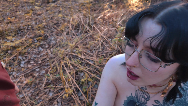 WeirdRiddle601: Wood Pixie Gets Her Face Painted, Dual Camera, Asshole on...