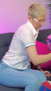 Ragazza che munge il suo femboy