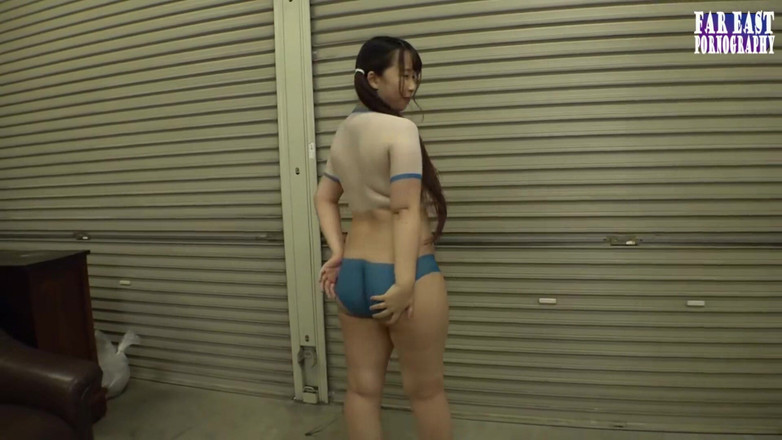 Far East pornography: 城市大胆的G杯挑逗在一个闷热的身体油漆暴露日期阶段。