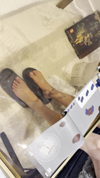 レゴを組み立てながら足をさらけ出す