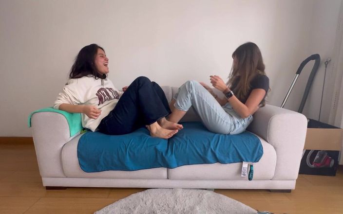scarlettandc: Două femei se luptă cu picioarele