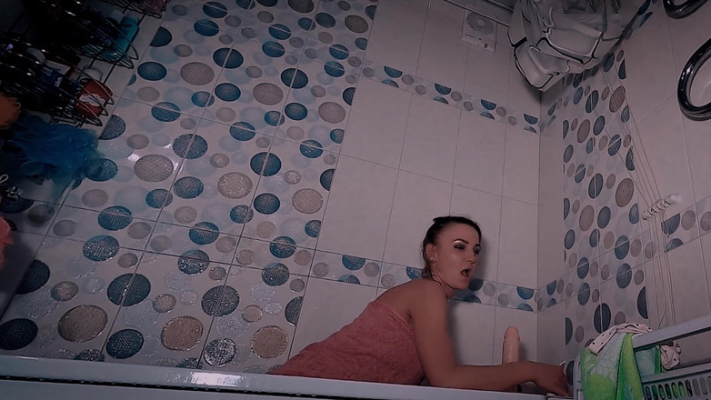 Sasha Bikeyeva: La calda milf in bagno per la prima volta cavalca...