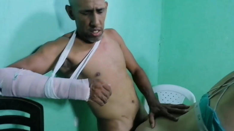 Adribella69: Madrastra pervertida le enseña a su hijastra cómo chupar la...