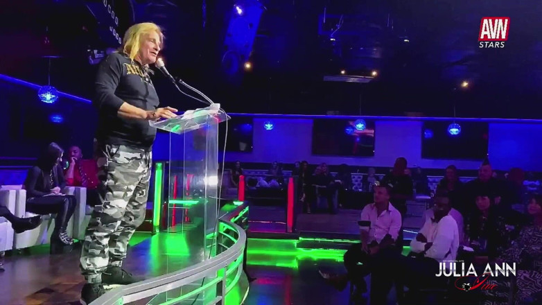 Julia Ann: Il mio Arrosto Avn continua! Evan Stone!