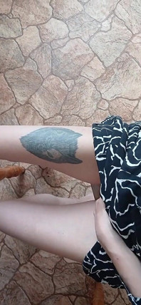 Une fille en robe d’été se masturbe