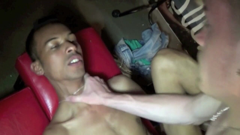 French twinks amator sextapes: Latino twink drsně šuká v diskrétně sklepě