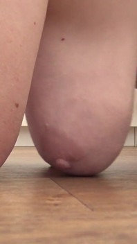 Tette cadenti fuori scena