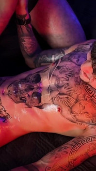 Camilo Brown fait une branlette intense à l’huile au jumelle tatoué sexy, Mike
