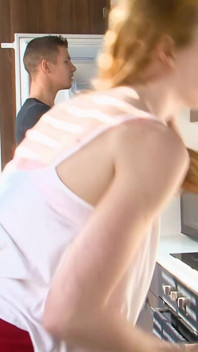 Milf roșcată sexy vecină cu pizdă fierbinte vrea pula mea tare