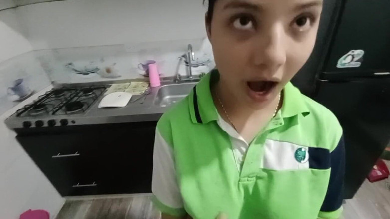 mackencie29: Mucama caliente esperándome en la cocina - ¡mi pequeña criada de tetas...