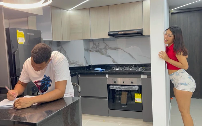 Saraymike: Šukám svého panenského nevlastního bratra a on mi nakonec dá...