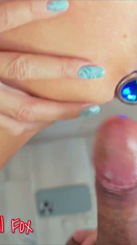 Une MILF Blonde Sexy Se Fait Sodomiser En Levrette Gorge Profonde, Grosse Bite. Éjaculation Sur Les Lunettes Et Le Visage
