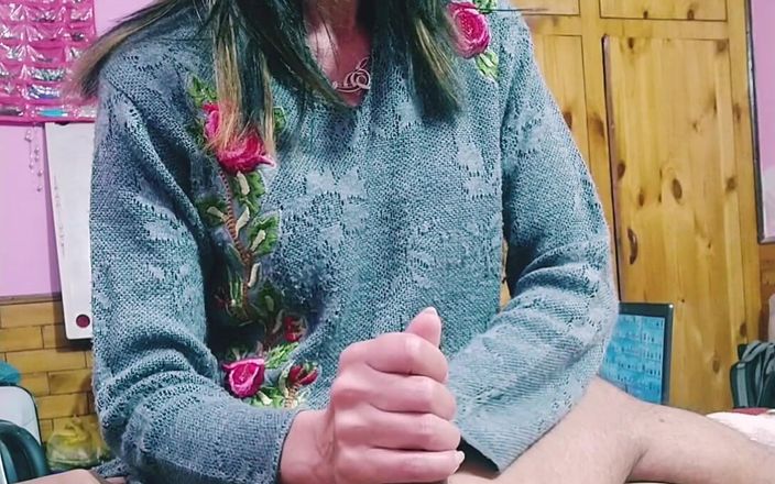 Bolly Karma: Super žhavá kráska maminky s dokonalýma rukama