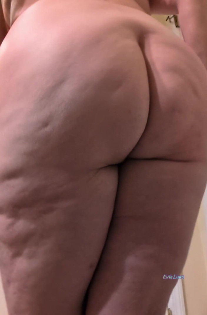 Elianna: MILF Disrobing and Dancing