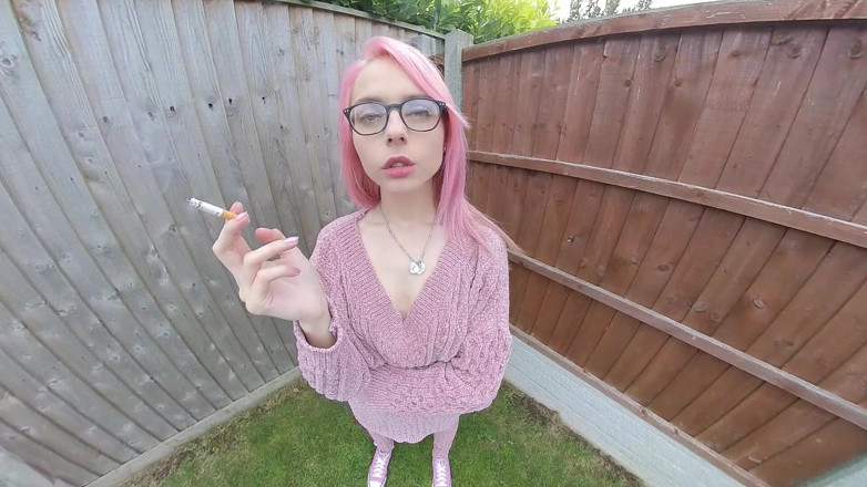 VR smokers HD-2D Videos Only: Chloe Toy - курит в ее саду
