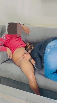 Le patron m’a appelé à son bureau et a inséré sa grosse bite dans ma chatte étroite !