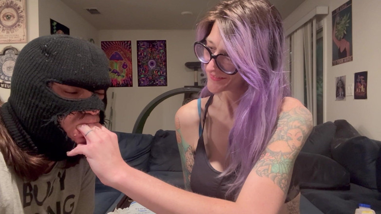 Peppermint Giantess: 67 gigante mordendo o dedo longo