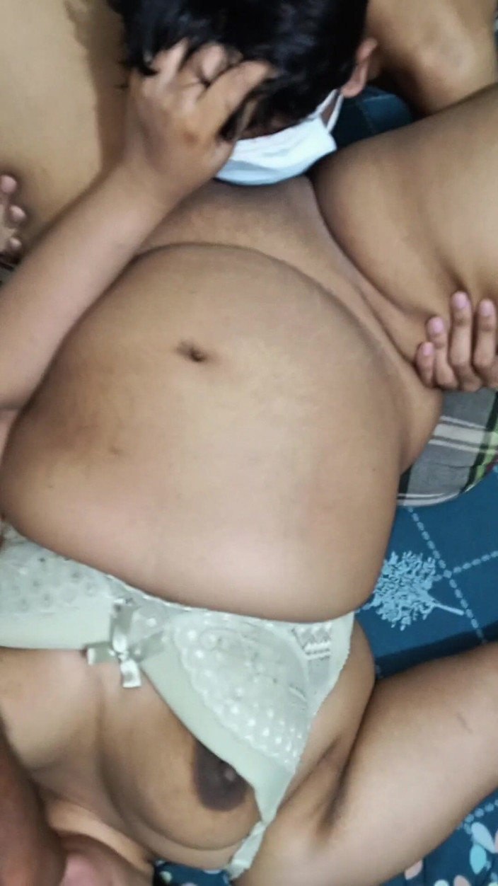 Black Adam: Desi Bhabhi je ošukaná ve trojce - Velká prsa a Mokrá...