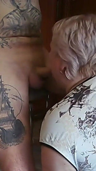 義母はシコシコし、義理の息子のチンポをしゃぶり、射精を見ます