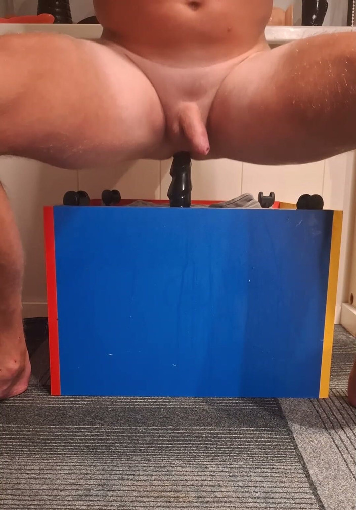 NoFace Twink X: Heet solo anaal spel Twink neemt een dildo