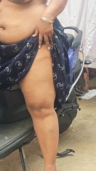 Mallu house moglie nuda servizio fotografico in scooter. La ragazza sexy mallu si spoglia per la telecamera.