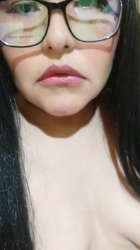 Mujer de gran culo en una tanga roja ansiosa por follar a un chico que acabará dentro de ella