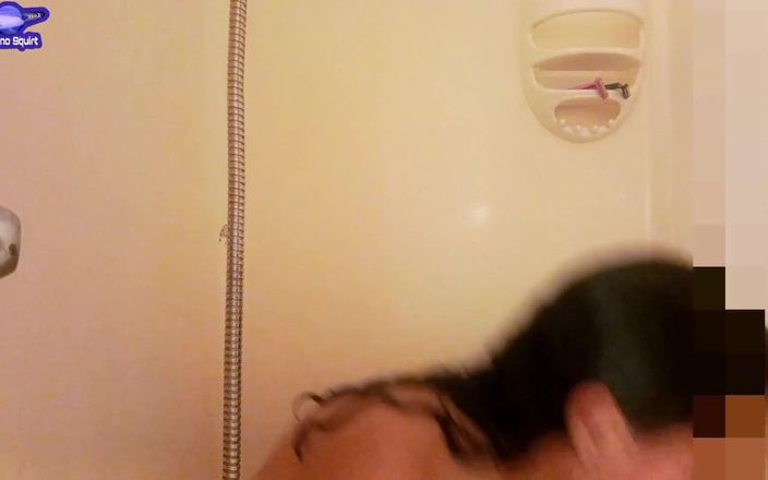 Saturno Squirt: Pov una calda ragazza latina gioca nella vasca da bagno...