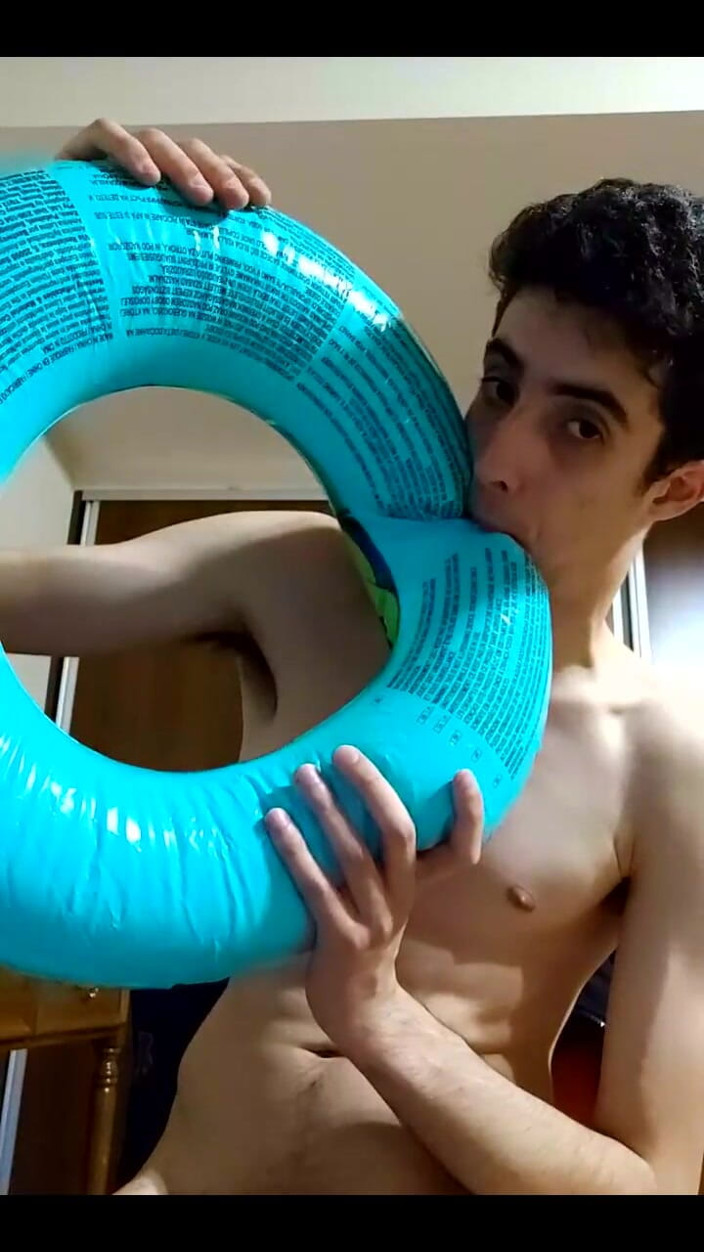 Floatie Boy: Вертикальне відео - смоктання стільки надувних купальників, скільки я можу, на потоці