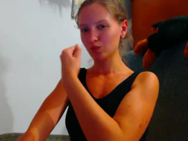 AnnaNotIdealAngel: Fétiche des biceps) Je montre mes biceps forts gonflés en...