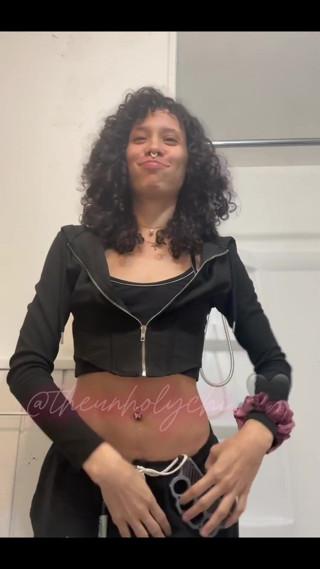 theunholychi: 824545990781444096.mp4