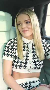 Jade, Nádherná Blondýnka, Ošukaná Mnoha ptáky